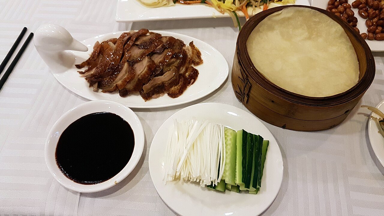 桌前片开的北京烤鸭