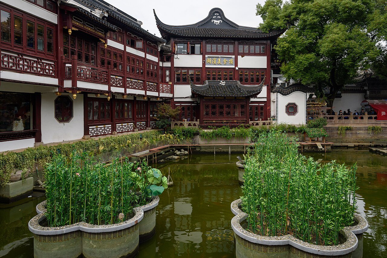 豫园假山与亭台